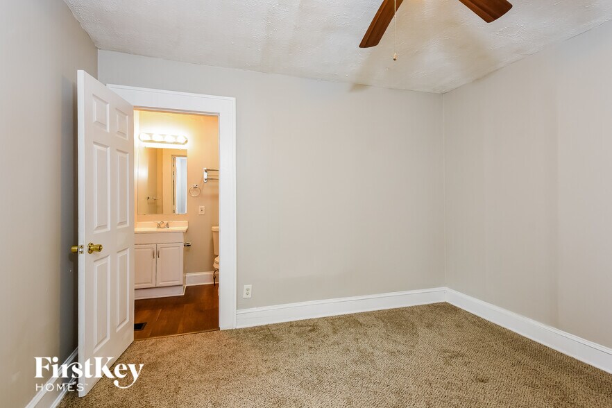 Building Photo - 1583 Pineview Terrace SW