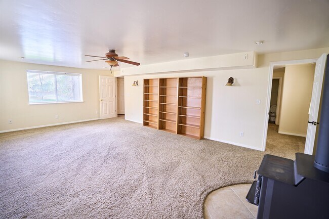 Building Photo - 850 E 550 S