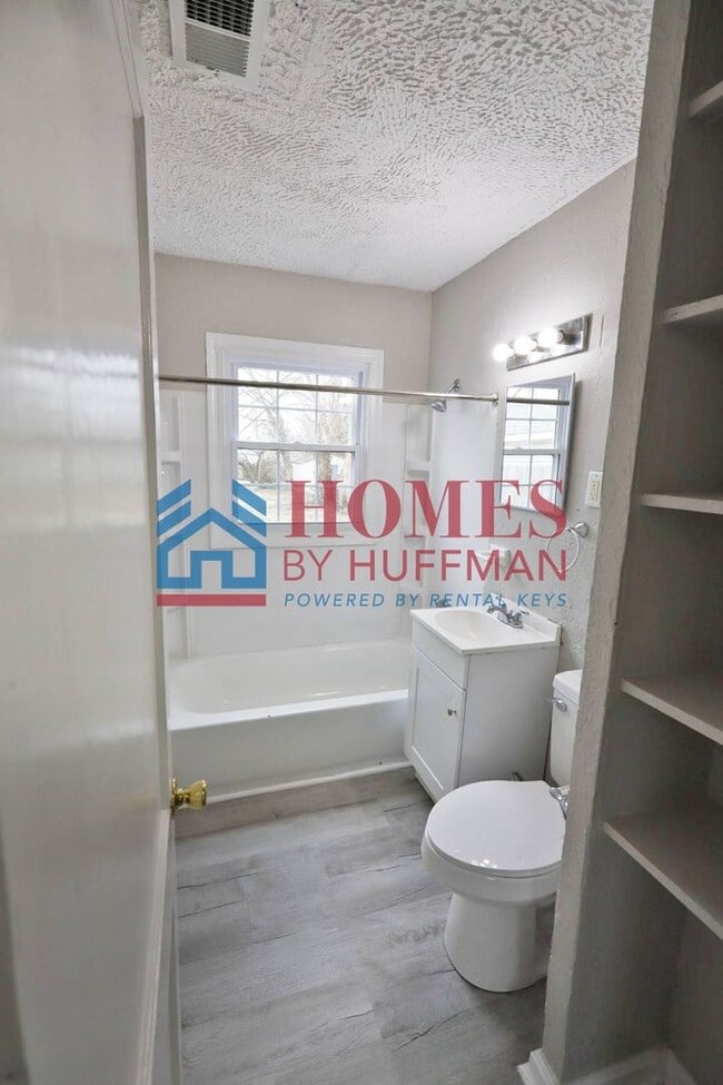 Building Photo - Two Bedroom House