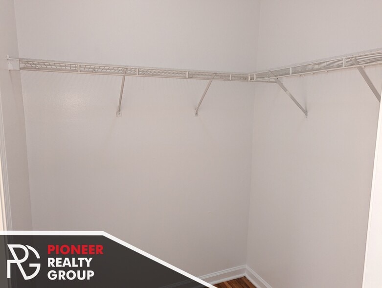 Building Photo - 912 W Dakin St