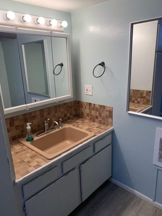 Building Photo - 4 Bedrooms, 2 Bathrooms, Daylight Ranch wi...