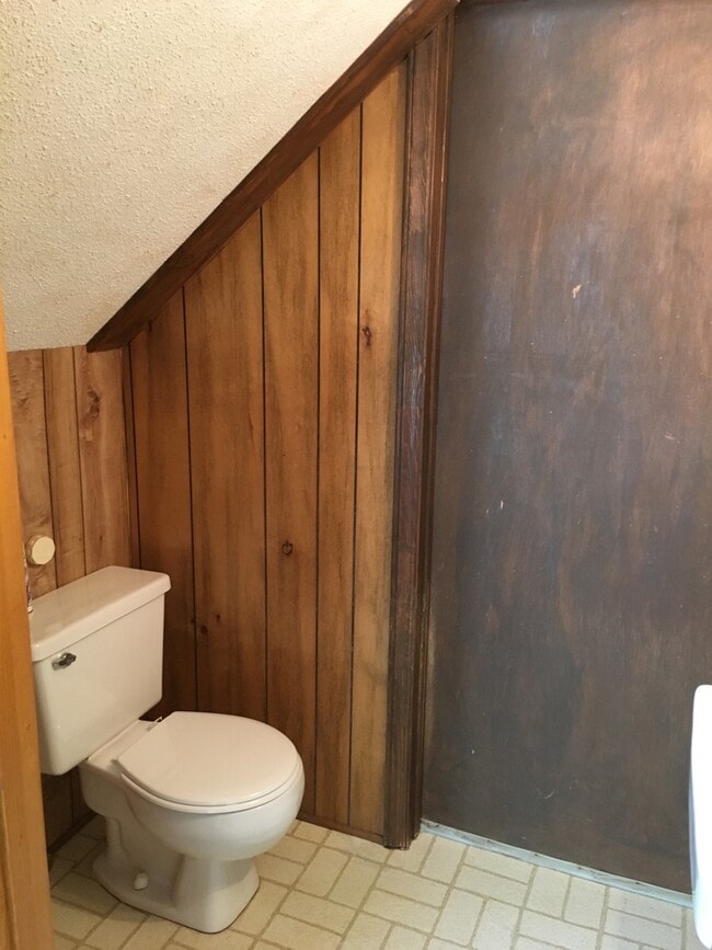 Building Photo - Spacious 3 Bedroom 2.5 Bath home located i...