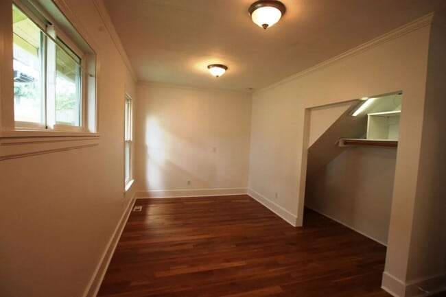 Building Photo - Lovely Craftsman Style Home Ballard !