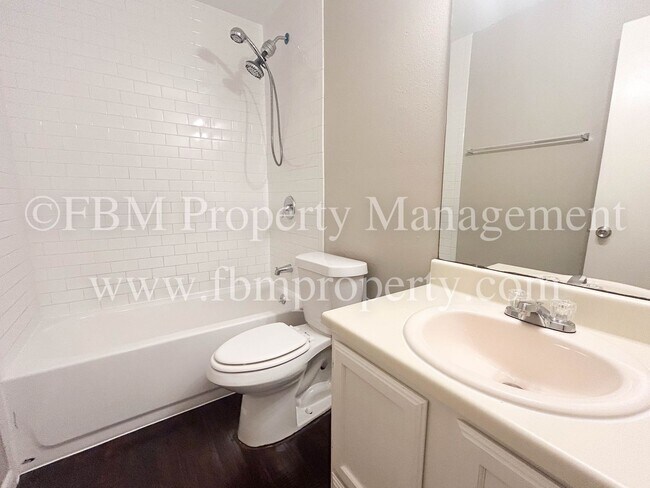 Building Photo - 608-B Walter Stephenson - Downstairs 2 Bed...