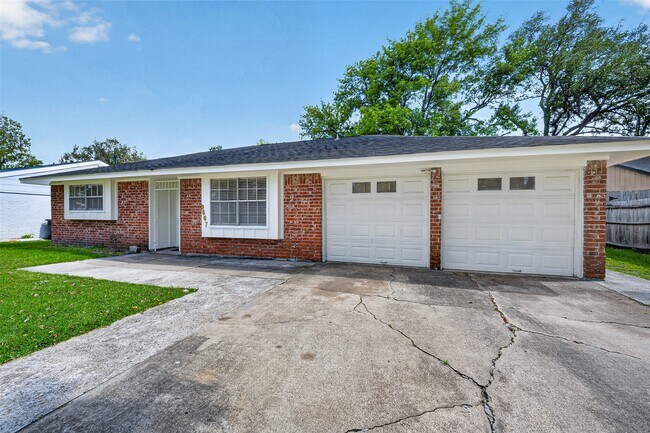 Building Photo - 9667 Meadowvale Dr