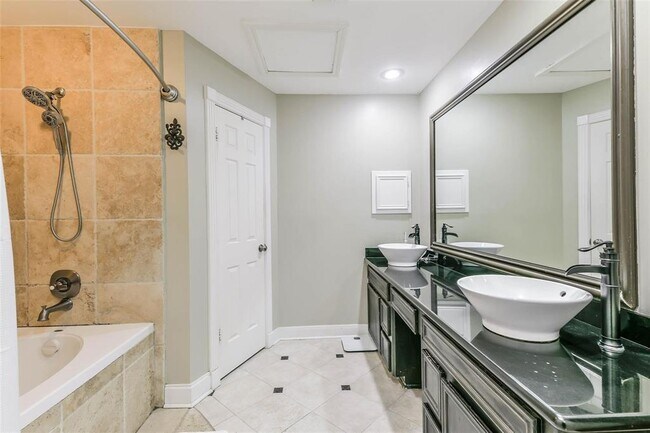 Building Photo - 407 W Chelsea Pl