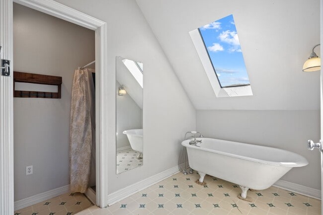 Building Photo - 2720 Sq. Ft. Character Home in downtown Ol...