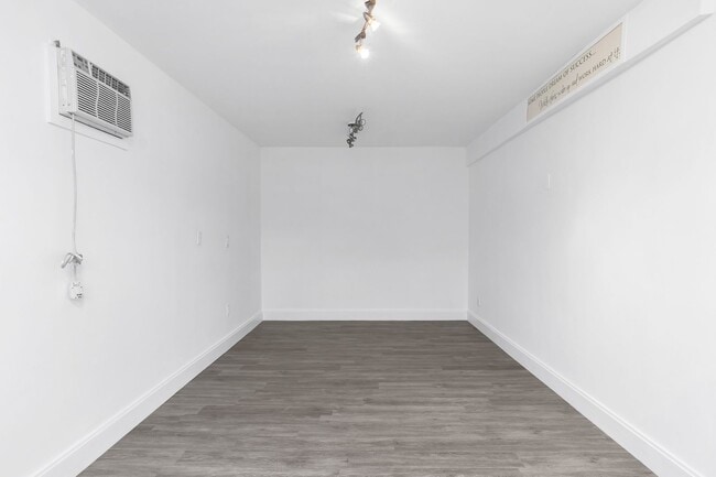 Building Photo - Beautiful house on the water with a pool