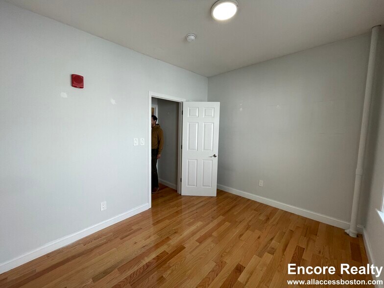 Building Photo - 108 Peterborough St