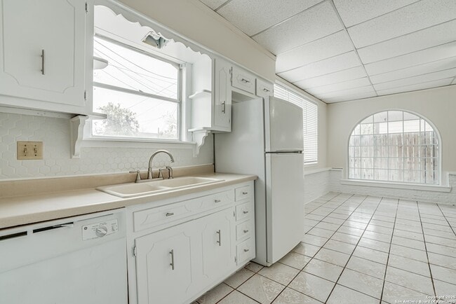Building Photo - 811 Cottonwood Ave