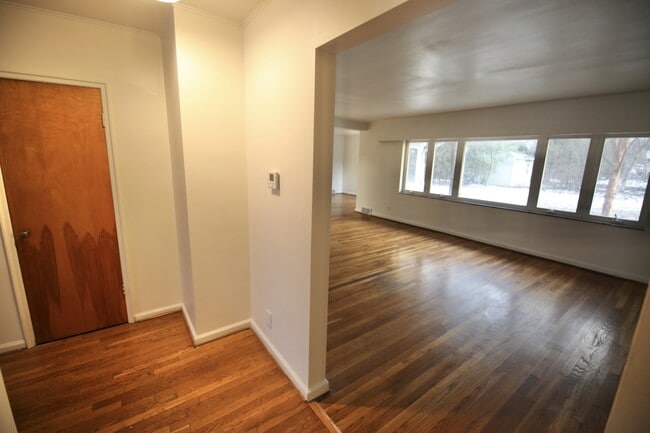 Building Photo - 3191 E Broad St