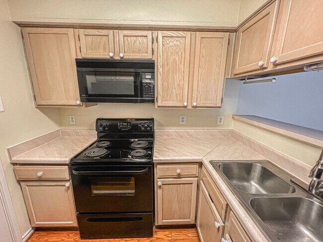 Building Photo - Charming 1 Bed 1 Bath Unit With Private Balcony In The Fountains At McLean - Water Included