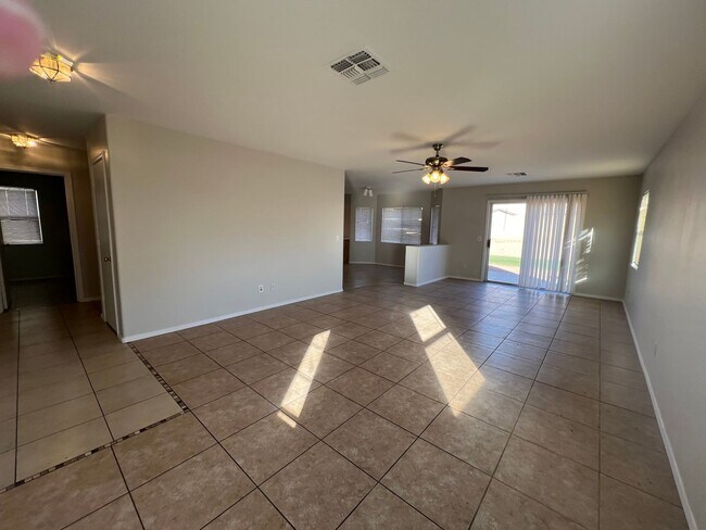 Building Photo - 1776 square foot 3 Bedroom home in El Mirage