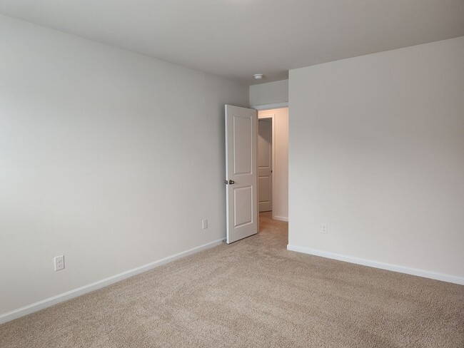 Building Photo - Pristine, 3 bedroom, 2.5 bathroom home located in the Stewart Creek States Subdivision!