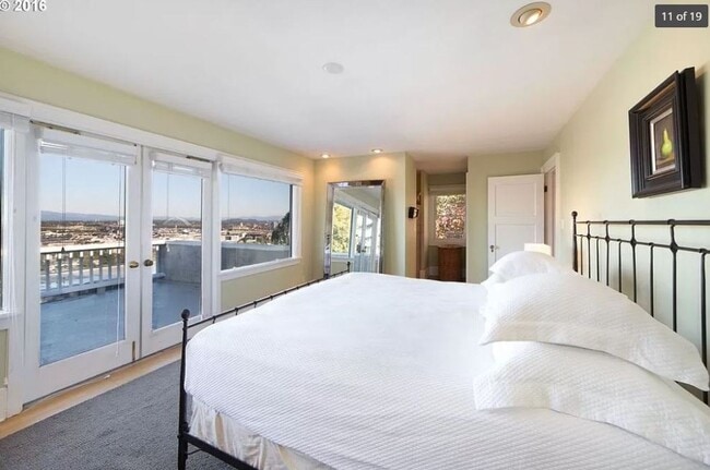 Building Photo - Stunning West Hills 5 bedroom Home with st...