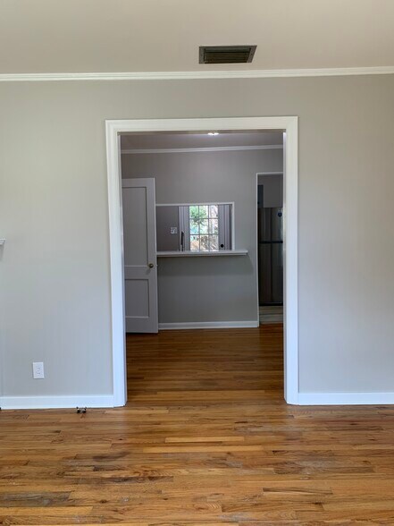 Building Photo - 114 Ellinor St