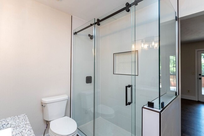 Building Photo - Beautiful Townhome in Central Colorado Springs!