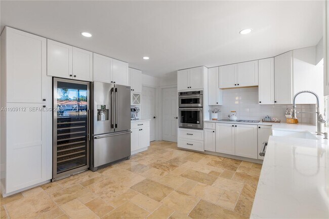 Building Photo - 3010 NE 58th St