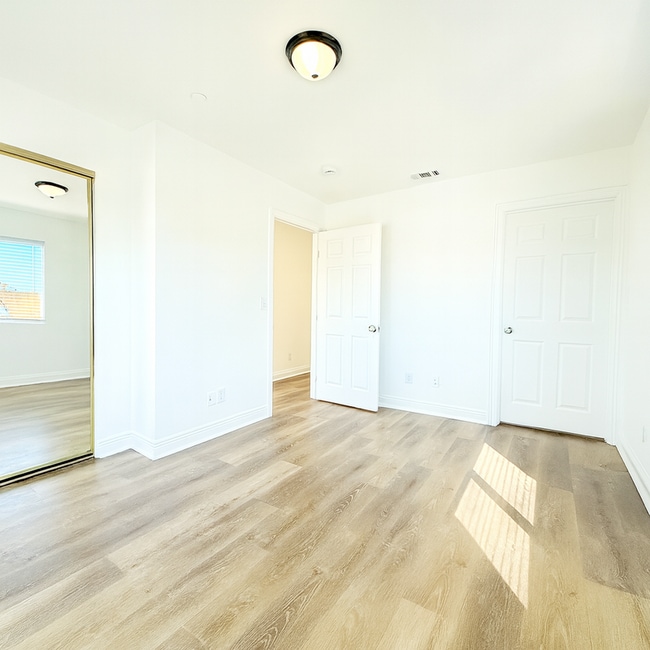 Building Photo - 631 E 78th St