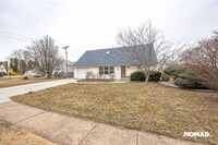 Building Photo - Spacious 5BR House in Levittown