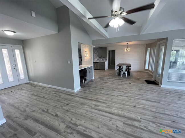 Building Photo - 744 Hill Top Dr