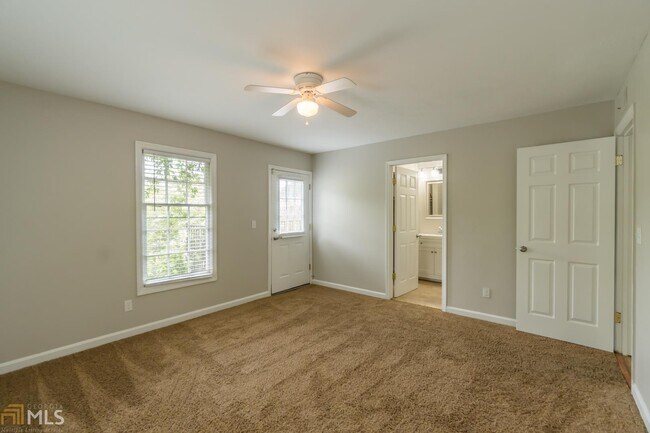 Building Photo - 3097 Colonial Way