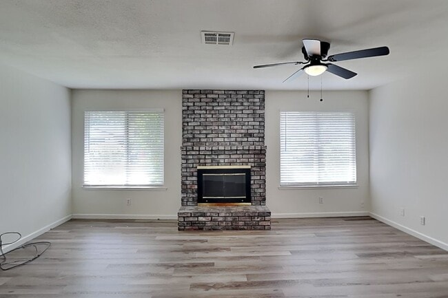 Building Photo - Halfplex with yard in South Land Park