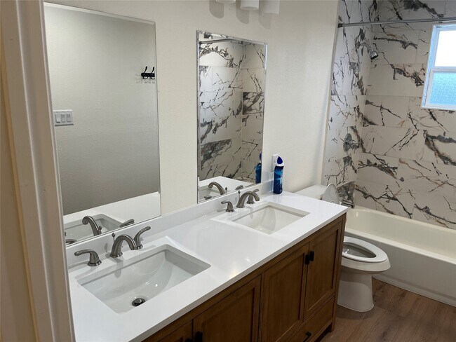 Building Photo - 535 Plymouth St