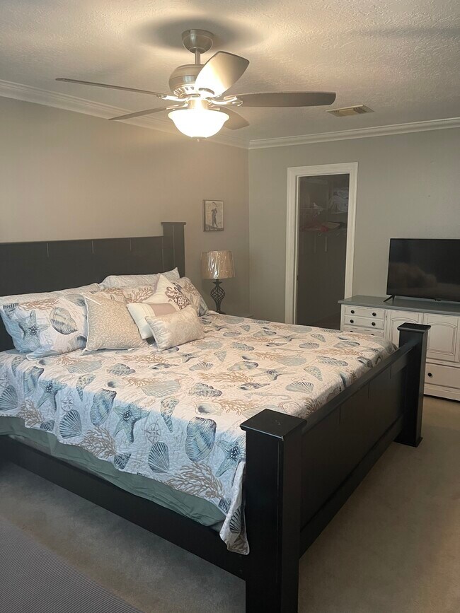 Master Bedroom King bed, hi speed internet - 2931 Valley Rose Dr