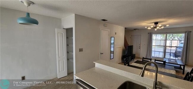 Building Photo - 2828 Edgehill Ln