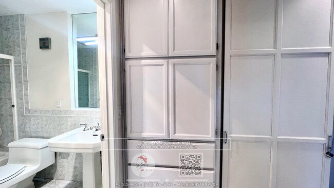 Building Photo - Beautiful large 1 bedroom with Hardwood la...