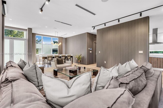 Building Photo - 285 W Mashta Dr