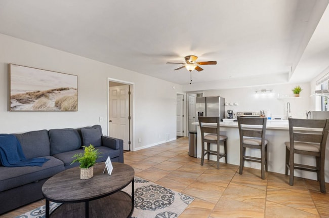 Building Photo - 321 W Kalmia St