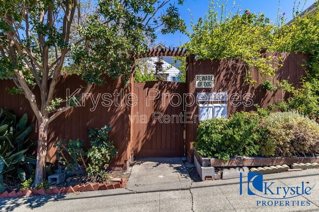 Building Photo - 1324 Wanda St
