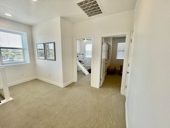 Building Photo - Beautiful Three Bedroom Townhome in Woodland Estates