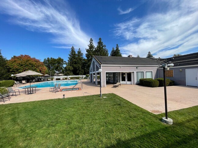 Building Photo - Wonderful 3 Bedroom with 2 Bath Downstairs Unit.