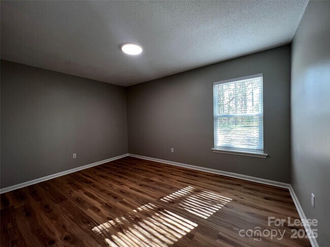 Building Photo - 407 Stirrup Ct