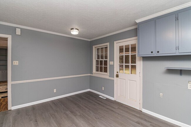 Building Photo - SPACIOUS Brick Home ~ Great location close...