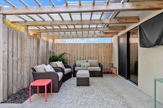 Building Photo - 709 7th Ln