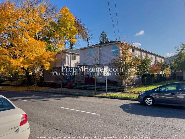 Building Photo - Trendy Updated SE Portland Bungalow with Balcony!