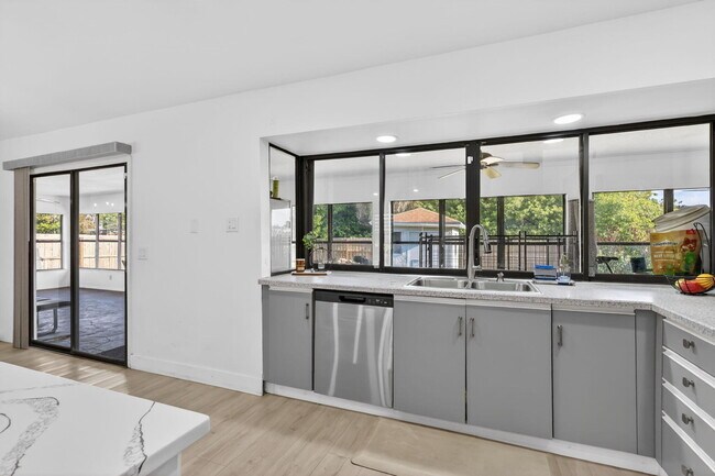 Building Photo - 481 SW Aster Rd