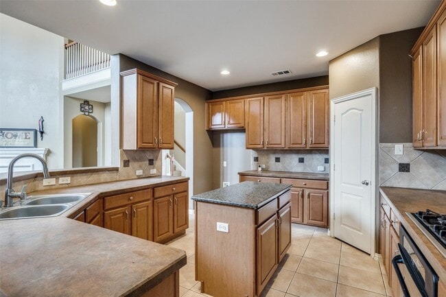 Building Photo - 917 Ozark Dr