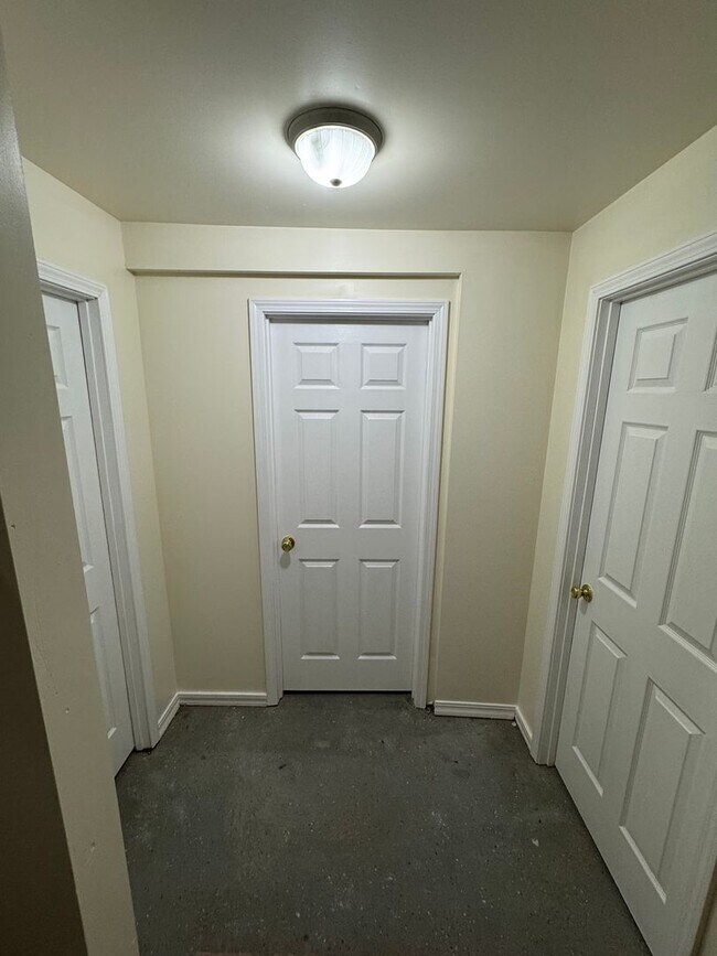 Building Photo - 2027 Russell Blvd