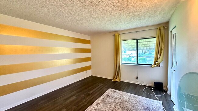 Building Photo - 533 Shady Pine Way