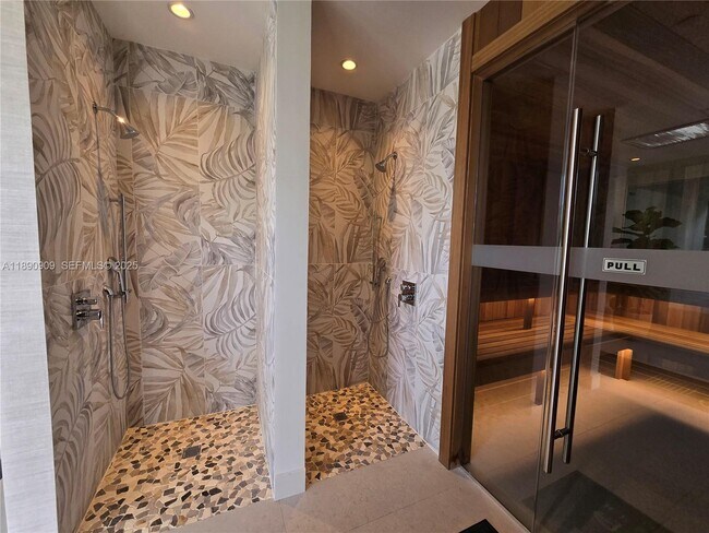 Building Photo - 700 NE 24th St