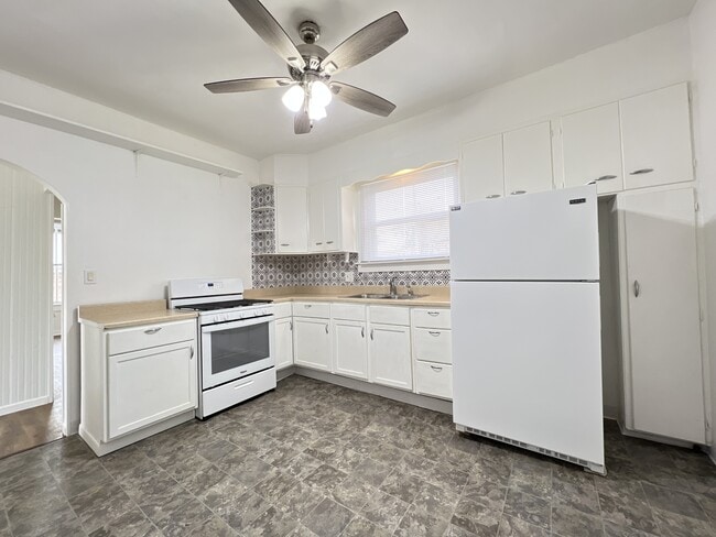 Building Photo - 621 E 24th St