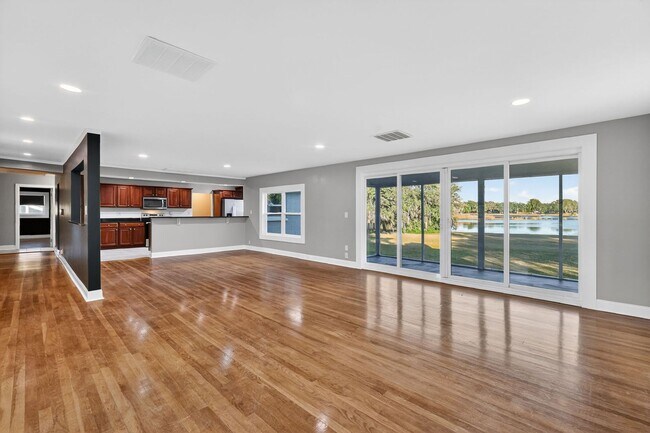 Building Photo - Lakefront 4-Bedroom Home for Rent in Beautiful Umatilla, FL