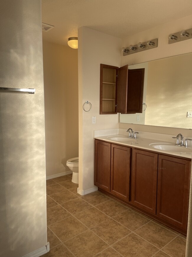 Building Photo - 2230 Vista de Colinas Dr SE