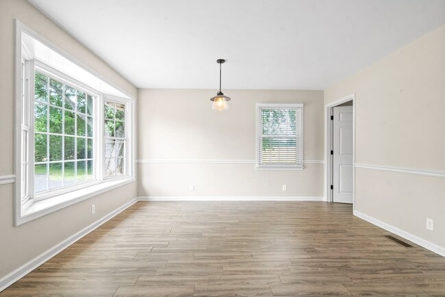 Building Photo - 4 Bedroom Country Style Home For Rent!