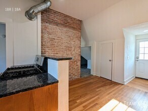 Building Photo - Top floor 1 bedroom off Ward Parkway!